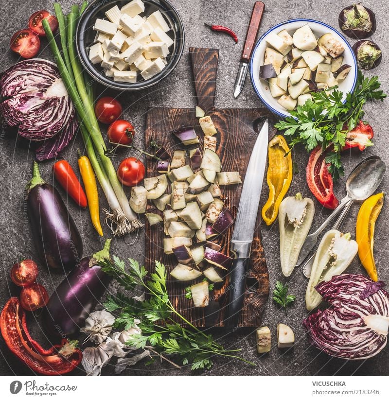 Küchentisch mit Gemüse Zutaten, Schneidebrett und Messer Lebensmittel Kräuter & Gewürze Öl Ernährung Mittagessen Abendessen Bioprodukte Vegetarische Ernährung