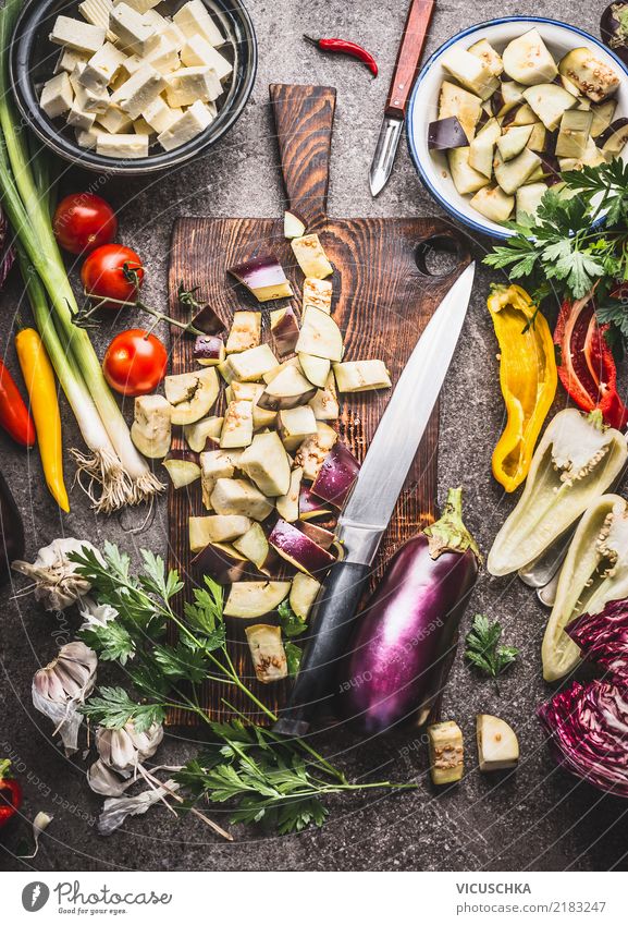 Gehackte Aubergine mit vegetarischen Kochzutaten Lebensmittel Gemüse Kräuter & Gewürze Ernährung Bioprodukte Vegetarische Ernährung Diät Geschirr Messer Stil