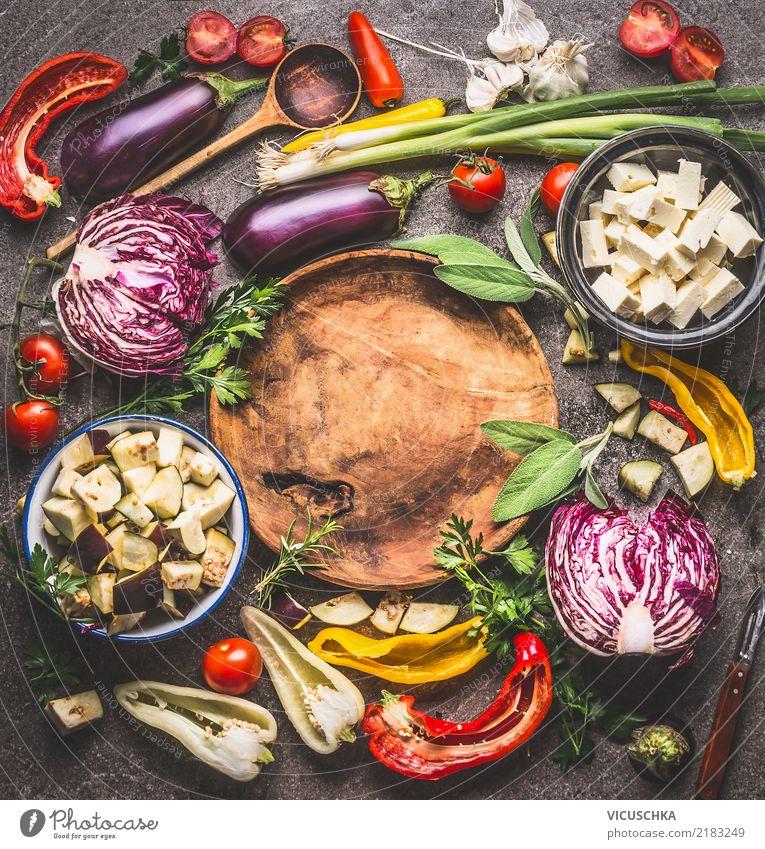 Verschiedene Gemüse Zutaten um Holzplatte mit Kochlöffel Lebensmittel Salat Salatbeilage Suppe Eintopf Kräuter & Gewürze Ernährung Bioprodukte