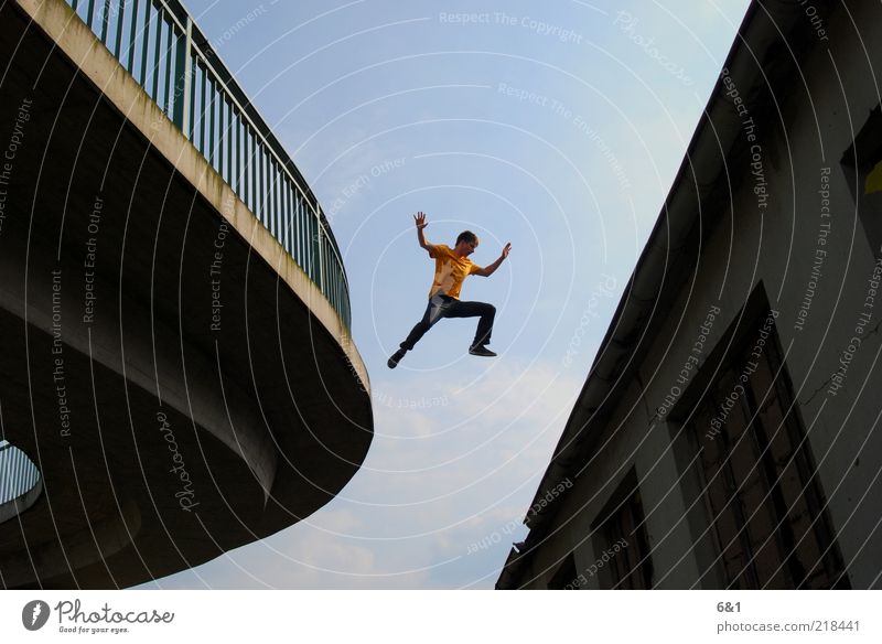 sprung Freizeit & Hobby Sport Sportler Le Parkour Mensch maskulin Junger Mann Jugendliche Erwachsene 1 Haus Dach fliegen laufen springen Aggression