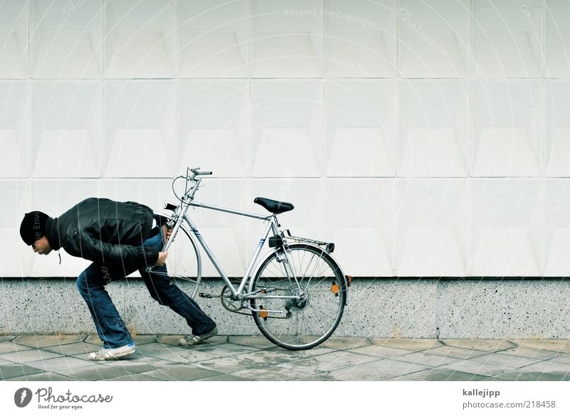 reifenpanne Fahrrad Mensch maskulin Mann Erwachsene Leben 1 30-45 Jahre Fahrradfahren Fußgänger tragen Panne ziehen anstrengen kaputt fehlen verlieren Schaden