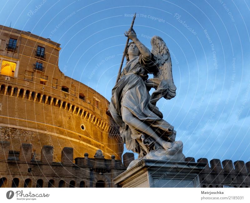 Engel mit Lanze vor der Engelsburg Bernini Tiber Rom Italien Europa Stadt Hauptstadt Stadtzentrum Burg oder Schloss Brücke Architektur Mauer Wand