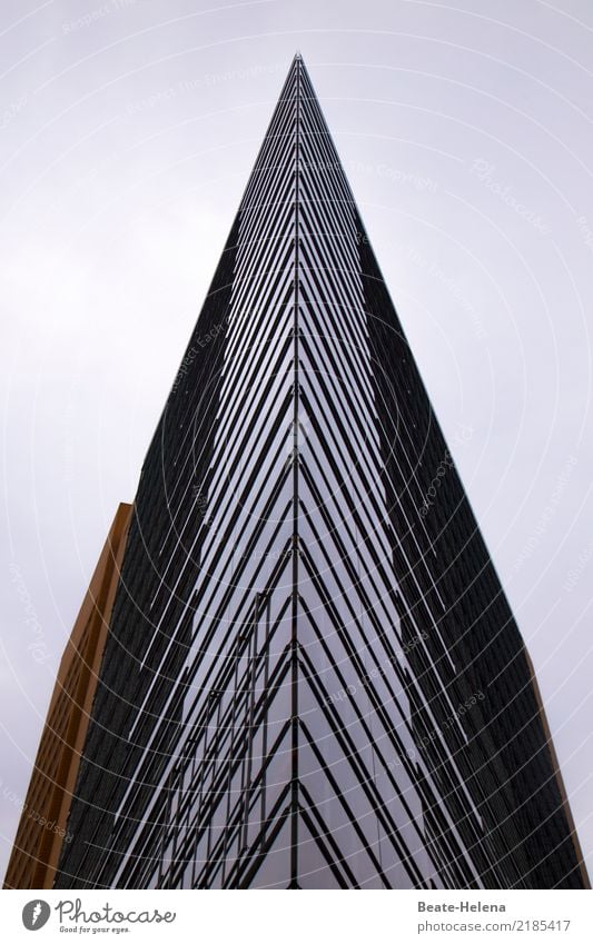 Spitze Büro Stadt Hochhaus Bauwerk Gebäude Architektur Mauer Wand Glas glänzend ästhetisch außergewöhnlich gigantisch Sauberkeit eckig Fassade Glasfassade