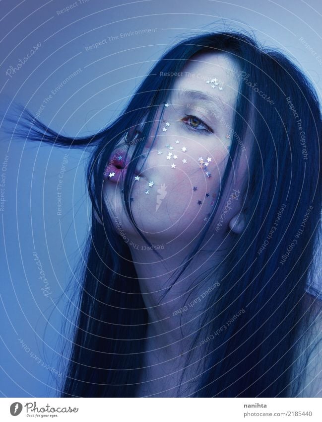 Künstlerisches Portrait einer jungen Frau im Blau Mensch feminin Junge Frau Jugendliche 1 18-30 Jahre Erwachsene Kunst Kunstwerk Haare & Frisuren schwarzhaarig