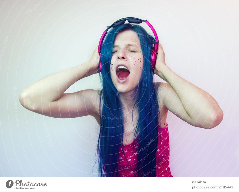 Junge schreiende Frau, während sie Musik hört Lifestyle Stil Freude schön Körper Haare & Frisuren Schminke Entertainment Party Diskjockey Feste & Feiern Mensch