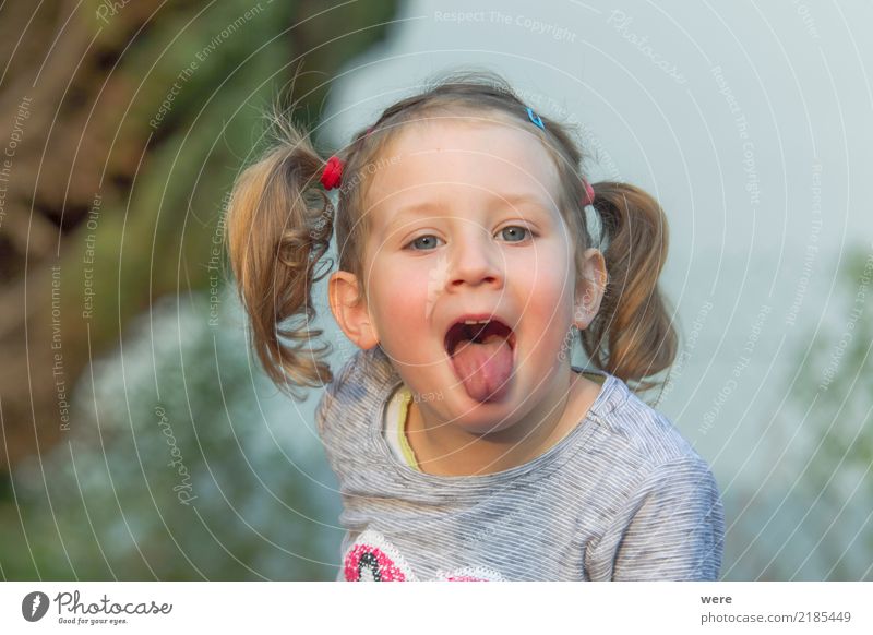 Kleines Mädchen mit blonden Haaren streckt die Zunge heraus Spielen Kind Mensch feminin Kleinkind Kopf 1 3-8 Jahre Kindheit frech Neugier niedlich dunkelblond