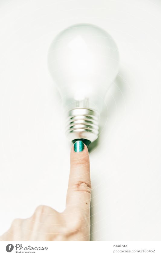 Finger berühren eine Glühbirne Maniküre Nagellack Technik & Technologie Energiewirtschaft Erneuerbare Energie Mensch feminin Junge Frau Jugendliche Hand 1