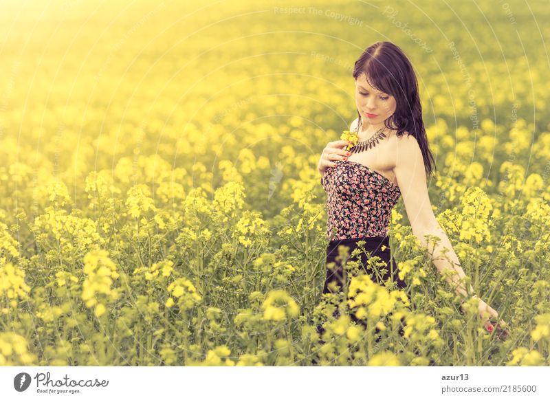 Hübsches Mädchen in Jugend Sommer Sonne mit gelben Natur Blumen. Junge Frau ist attraktiv, authentisch und schön. Entspannung und Frieden vom Stress, Liebe zur Umwelt und Traum Ruhe in der Seele voller Glück.
