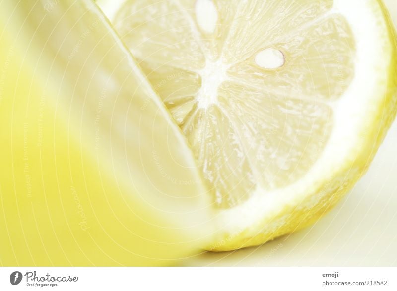 gelb & sauer Frucht Ernährung Zitrone zitronengelb Zitronenschale Teilung Kerne frisch hell Zitrusfrüchte Farbfoto Studioaufnahme Nahaufnahme Detailaufnahme