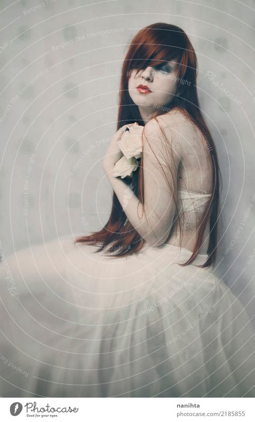Künstlerisches Porträt von weiße Rosen einer Rothaarigefrau huggin elegant Stil schön Sinnesorgane Erholung ruhig Duft Mensch feminin Junge Frau Jugendliche 1