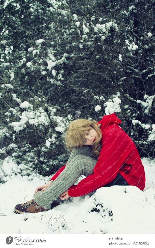 Junge blonde Frau verloren in einem schneebedeckten Wald Lifestyle Ferien & Urlaub & Reisen Abenteuer Ferne Freiheit Expedition Winter Schnee Winterurlaub