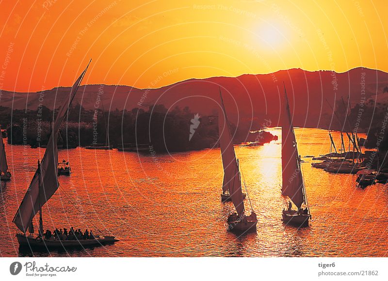 Schiffe im Sonnenuntergang Ägypten Nil Wasserfahrzeug Romantik Moral