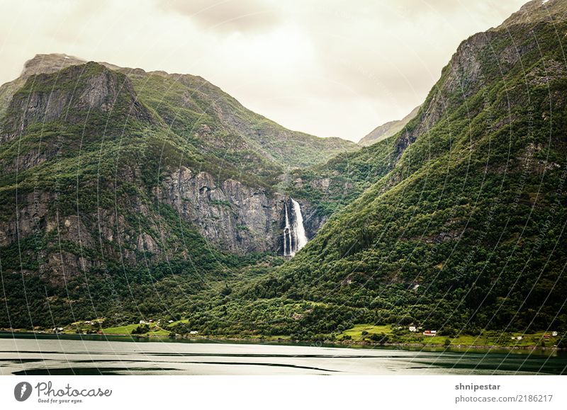 Wasserfall in Norwegen wandern Umwelt Natur Landschaft Pflanze Wolken Sommer Klima Klimawandel Wetter Wald Berge u. Gebirge Fjord Norwegenurlaub Menschenleer