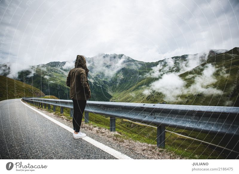 Mädchen steht auf einer Straße rechts durch die Alpen Lifestyle Freizeit & Hobby Ferien & Urlaub & Reisen Ausflug Abenteuer Ferne Freiheit Expedition Camping