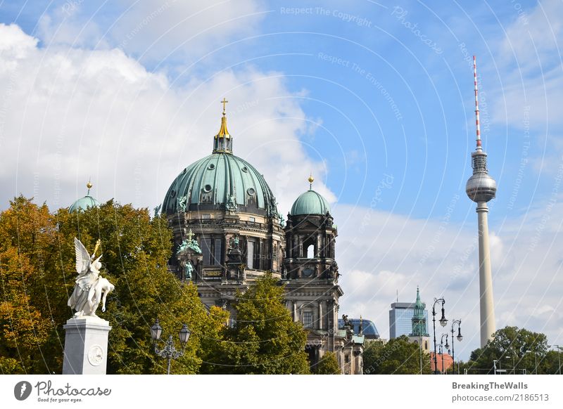 Blick auf Berliner Dom und Fernsehturm Ferien & Urlaub & Reisen Tourismus Ausflug Sightseeing Städtereise Sommer Skulptur Architektur Herbst Deutscher Dom