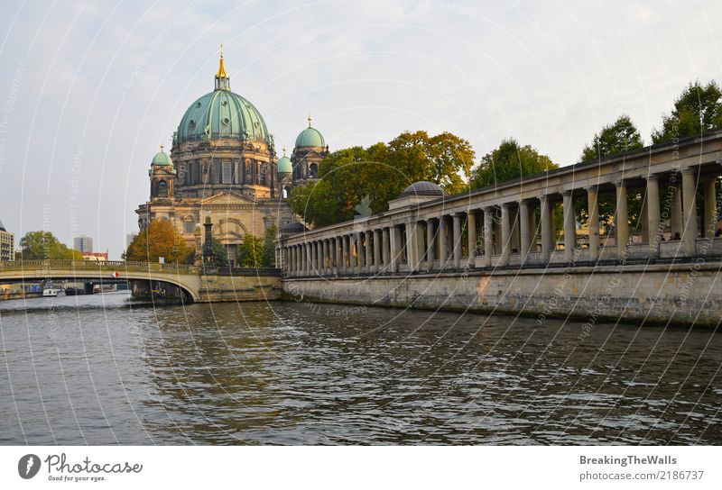 Blick auf die Berliner Dom (Berliner Dom) mit Säulen des Museums Ferien & Urlaub & Reisen Tourismus Ausflug Sightseeing Städtereise Sommer Fluss Spree