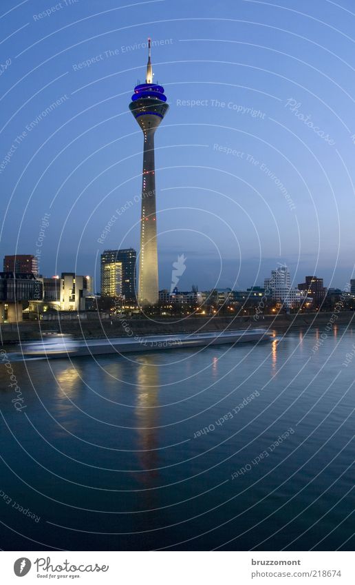 MS Franziska Wasser Flussufer Düsseldorf Hochhaus Bauwerk Architektur Fernsehturm Verkehr Verkehrswege Schifffahrt Binnenschifffahrt Frachter Bewegung modern