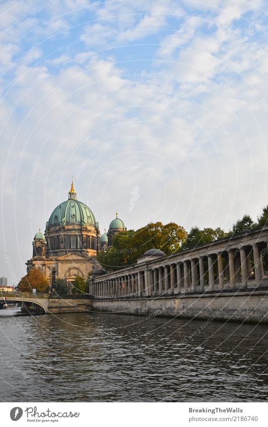 Blick auf die Berliner Dom (Berliner Dom) mit Säulen des Museums Ferien & Urlaub & Reisen Tourismus Sightseeing Städtereise Architektur Fluss Spree