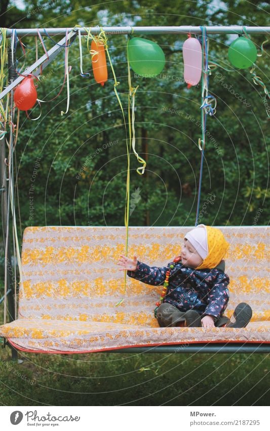 2 Mensch Kind Kleinkind 1 0-12 Monate Baby lachen lernen Geburtstag Luftballon Feste & Feiern Schaukel Party Kinderfest Freude entdecken Farbfoto Außenaufnahme