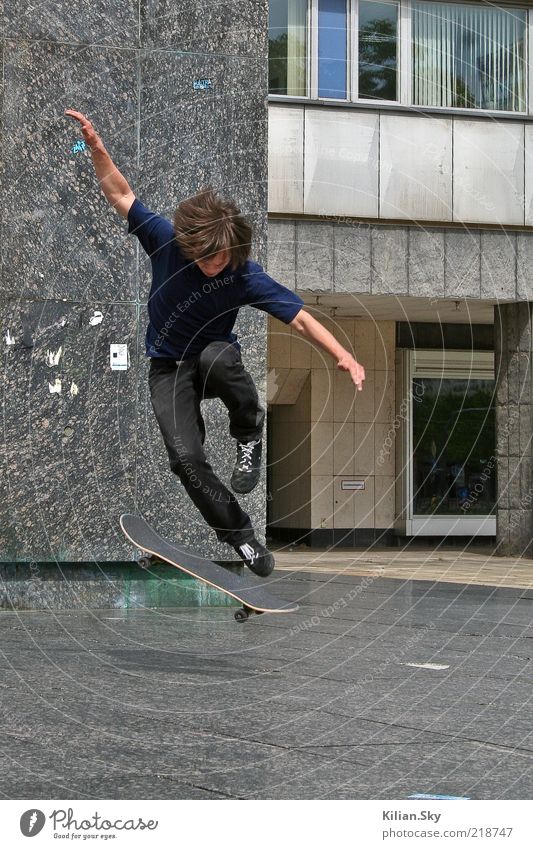 Mach den Adler! Lifestyle Skateboard Skateboarding Sport Jugendliche Jugendkultur Subkultur Fassade brünett Stein Beton Granit drehen fahren Fitness springen