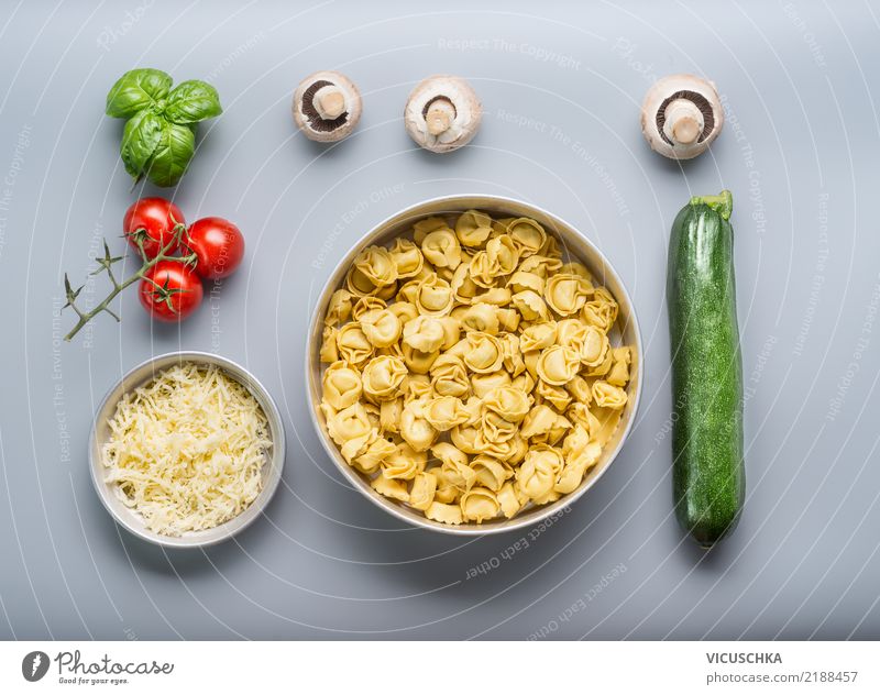 Tortellini mit Gemüse Zutaten Lebensmittel Teigwaren Backwaren Ernährung Mittagessen Italienische Küche Geschirr Schalen & Schüsseln Stil Design