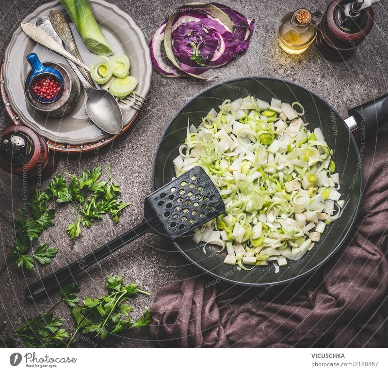 Lauchgerichte Kochen Lebensmittel Gemüse Suppe Eintopf Kräuter & Gewürze Öl Ernährung Mittagessen Bioprodukte Vegetarische Ernährung Diät Geschirr Teller