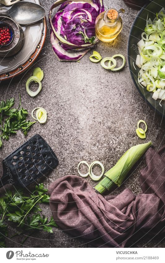 Kochen Hintergrund mit Kohlrabi, Lauch und Bratpfanne Lebensmittel Gemüse Suppe Eintopf Kräuter & Gewürze Öl Ernährung Bioprodukte Vegetarische Ernährung Diät