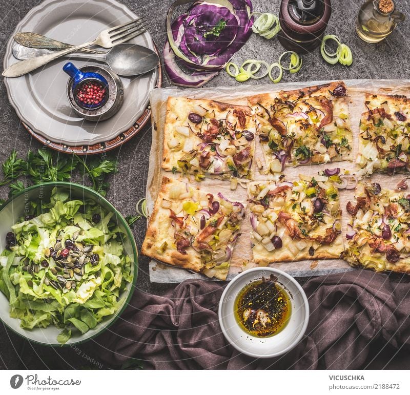 Flammkuchen mit Salat und Dressing Lebensmittel Gemüse Salatbeilage Teigwaren Backwaren Kräuter & Gewürze Öl Ernährung Mittagessen Abendessen Bioprodukte