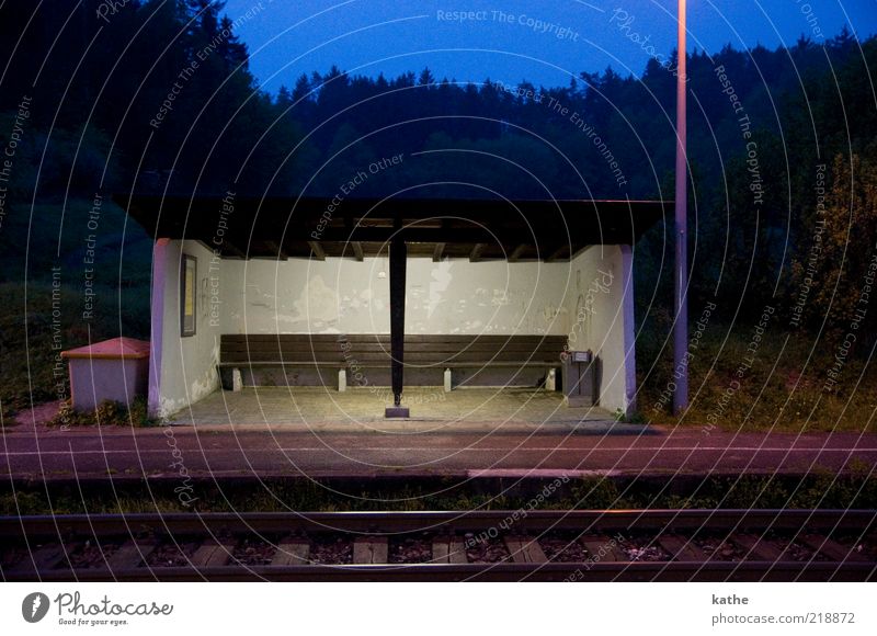 Etzelwang Menschenleer Bahnhof Mauer Wand Einsamkeit Surrealismus Farbfoto Außenaufnahme Abend Dämmerung Nacht Zentralperspektive Totale Wartehäuschen Bahnsteig