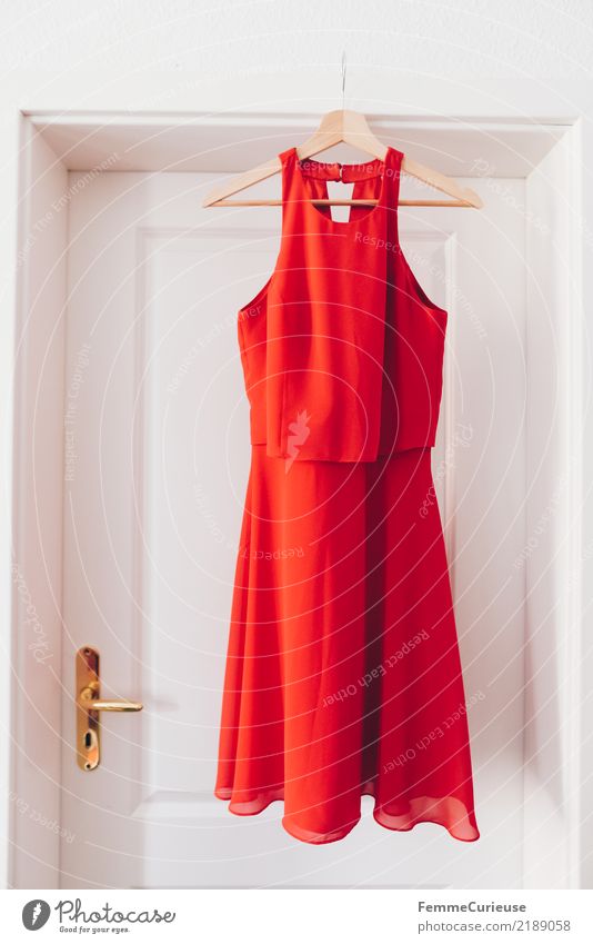 Red dress Mode Bekleidung feminin elegant rot cocktailkleid Kleid Abendkleid Kleiderbügel Türrahmen weiß Altbau sommerlich Damenmode ausgehen Verabredung