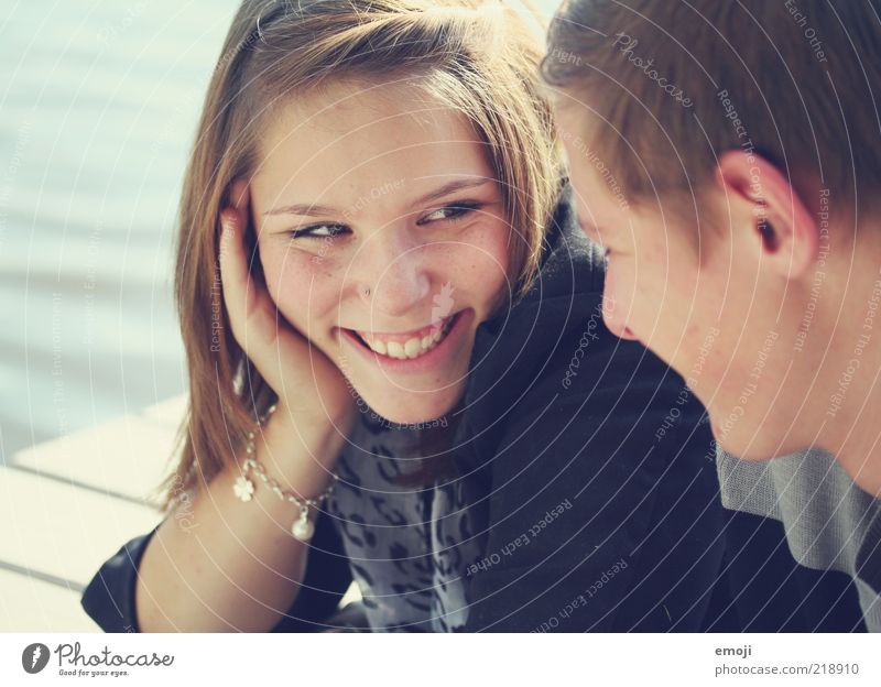 : ))) maskulin feminin Freundschaft Paar Jugendliche 2 Mensch 18-30 Jahre Erwachsene Lächeln lachen Liebe Verliebtheit Liebespaar Gesicht abstützen Fröhlichkeit