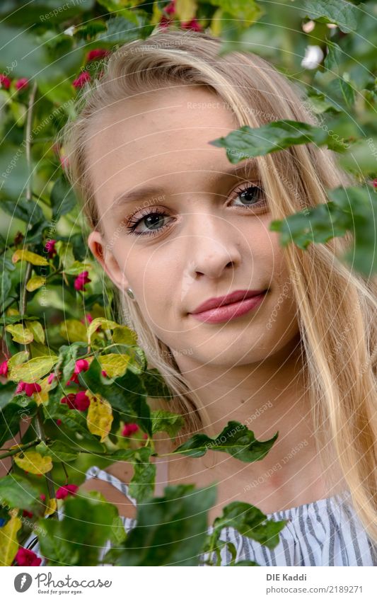 LEA3 Mensch feminin Junge Frau Jugendliche 1 13-18 Jahre Baum Blatt Blüte Grünpflanze blond Freundlichkeit Fröhlichkeit frisch Gesundheit natürlich grün rot