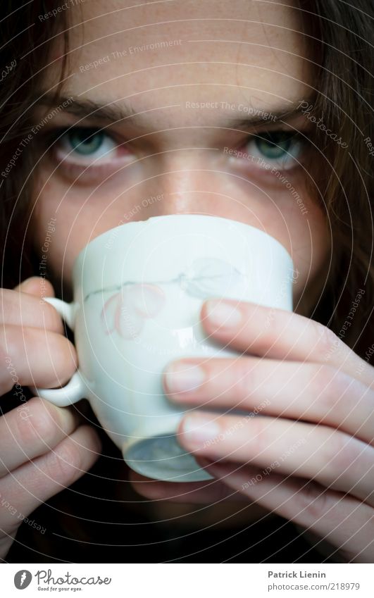 coffee break Mensch feminin Frau Erwachsene Gesicht Auge Finger 1 18-30 Jahre Jugendliche beobachten Denken genießen Blick leuchten träumen ästhetisch