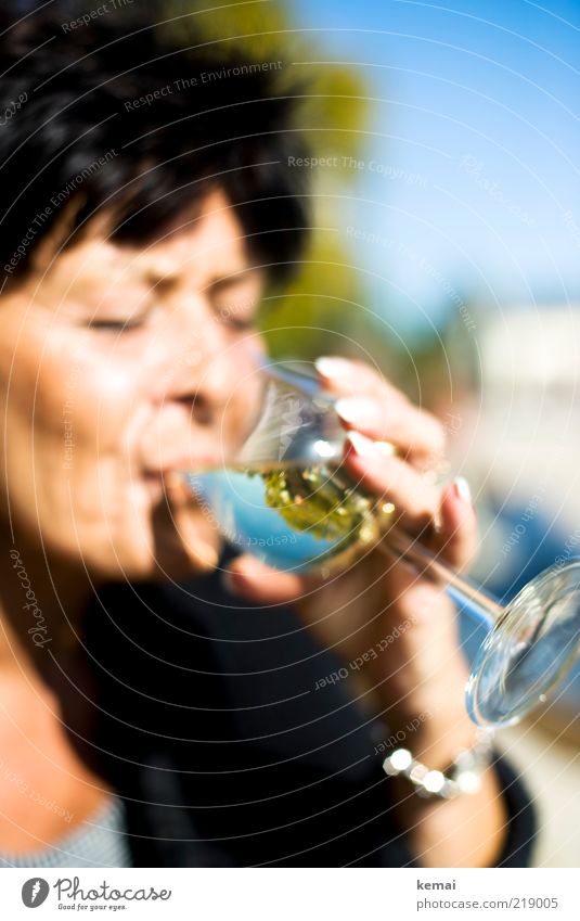 Riesling trinken Getränk Alkohol Wein Weißwein Glas Weinglas Mensch Frau Erwachsene Weiblicher Senior Kopf Hand 1 45-60 Jahre Sommer Schönes Wetter genießen
