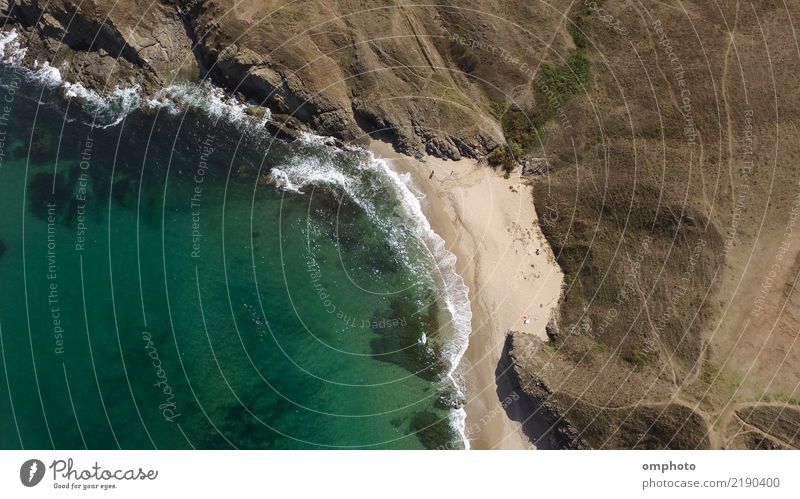 Luftaufnahme eines kleinen sonnigen Strandes in einer Meeresbucht zwischen Felsen Erholung Ferien & Urlaub & Reisen Tourismus Sommer Sonne Insel Wellen Natur