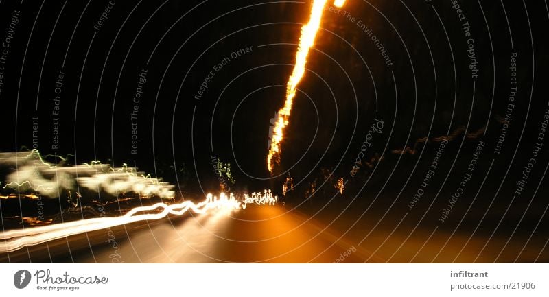 Nachtfahrt Licht Langzeitbelichtung dunkel Lichtstreifen Geschwindigkeit Straße Bewegung Verzerrung Dynamik Scheinwerfer Unschärfe