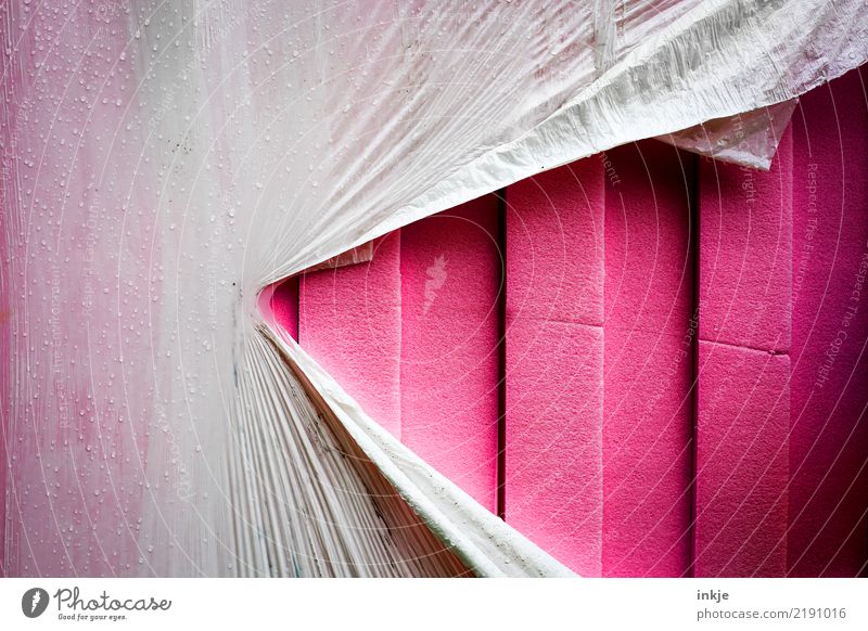 Spannung Verpackung Kunststoffverpackung Kasten Folie Linie Streifen Riss graphisch rosa weiß aufreißen kaputt Styropor Farbfoto Außenaufnahme Nahaufnahme