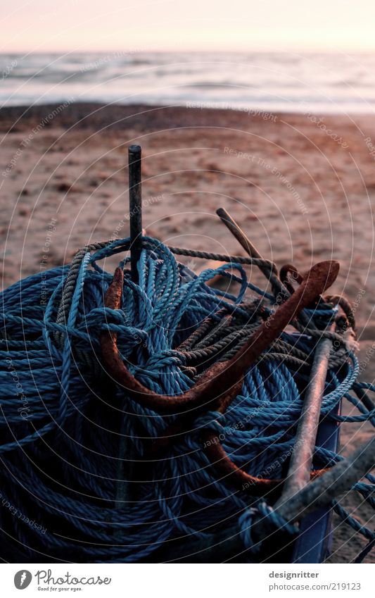 Netzwerkverknüpfung Fischereiwirtschaft Küste Strand Nordsee Meer Fischerboot Anker Seil liegen ruhig Feierabend Arbeitslosigkeit fertig Ende Reuse Synthese