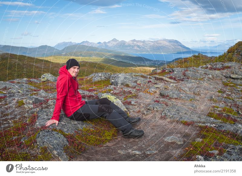 Junger Mann vor norwegischer Kulisse Ferien & Urlaub & Reisen Ausflug Abenteuer Jugendliche Natur Landschaft Herbst Felsen Berge u. Gebirge Meer Norwegen