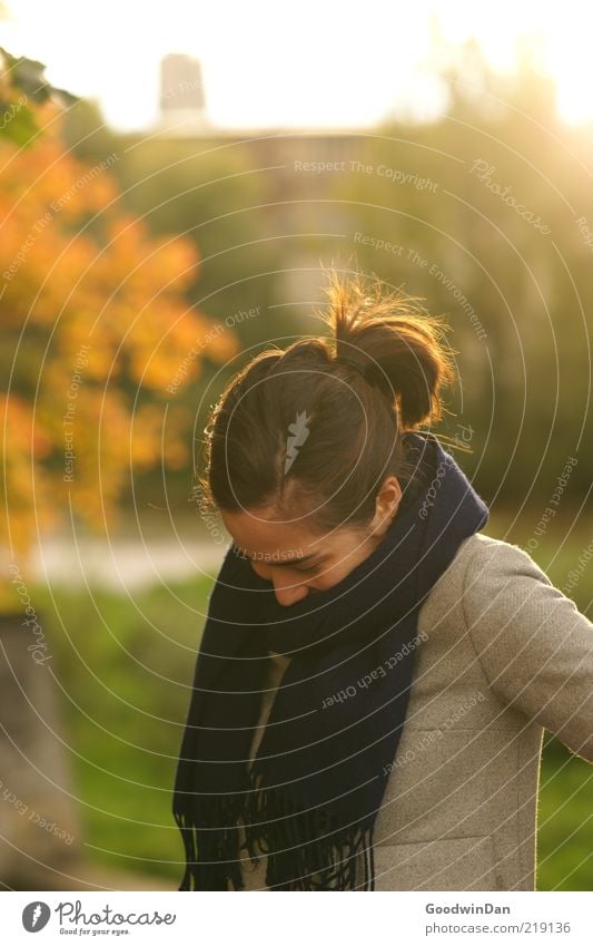 schüchtern heute? Mensch feminin Junge Frau Jugendliche 1 Umwelt Natur Schal Haare & Frisuren brünett kalt niedlich schön Gefühle Stimmung lachen warten