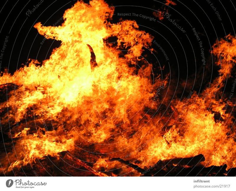 Feuerteufel 1 brennen Physik heiß Hexenfeuer gelb rot Nacht Brand Flamme Wärme
