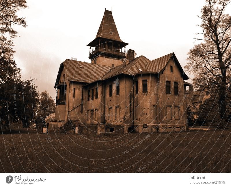 mysteriöses Haus Villa Gebäude geheimnisvoll unheimlich verfallen Schwarzweißfoto alt Einsamkeit Sepia