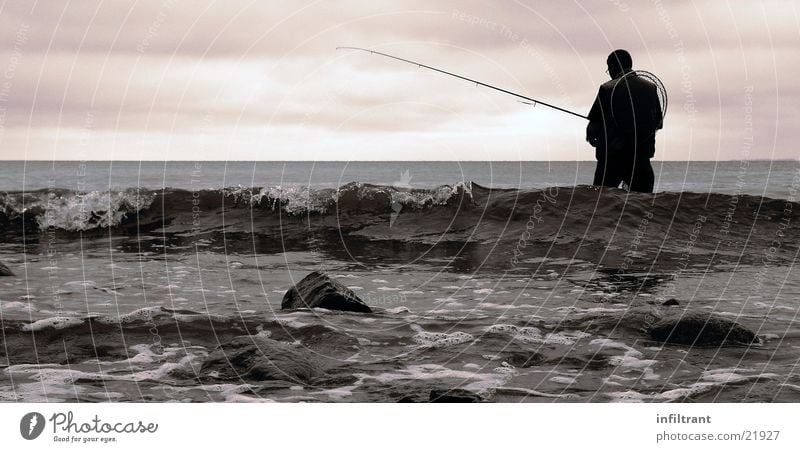 noch nichts gebissen?? Meer Wellen Angeln Angelrute Mann Wolken Wasser Freizeit & Hobby Ostsee Küste Himmel Schwarzweißfoto