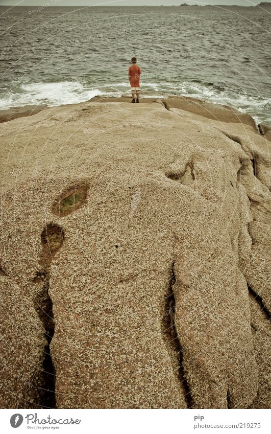 fern seher Junge Natur Wasser Sommer Felsen Wellen Küste Meer Atlantik beobachten Blick bedrohlich Neugier Fernweh bizarr Ferien & Urlaub & Reisen nachdenklich