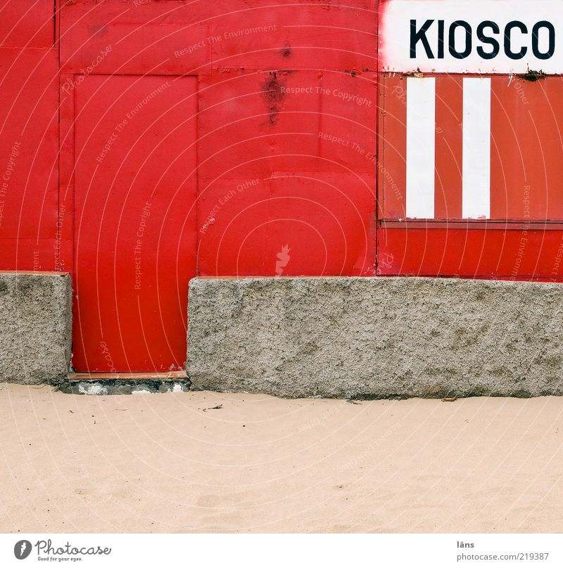 KIOSCO Sand Beton Metall alt authentisch grau rot weiß Kiosk Tür Mauer Siesta geschlossen lackiert Schrifttafel Kanaren Teneriffa Farbfoto Außenaufnahme
