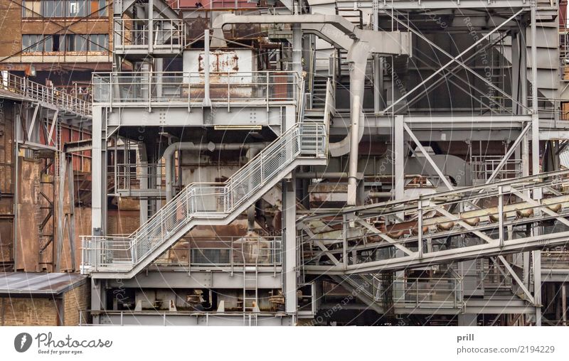 rundown industrial scenery Maschine Pflanze Treppe Metall Stahl Rost alt dreckig historisch braun Verfall industrie korrodiert Gerät balken Stahlträger rohr