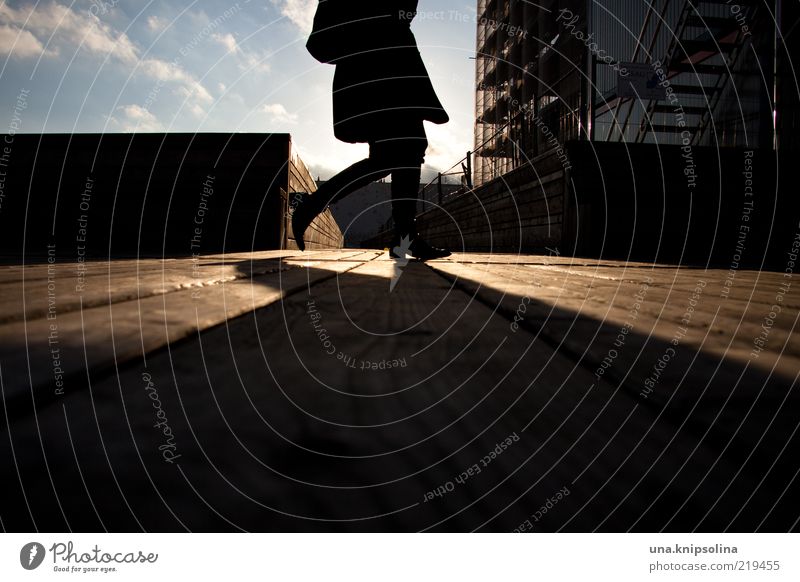 sleepwalking 1 Mensch gehen laufen leuchten hell Silhouette Holz Steg Fußgänger Schattenspiel Schattenseite Schattendasein unterwegs Anschnitt Bildausschnitt