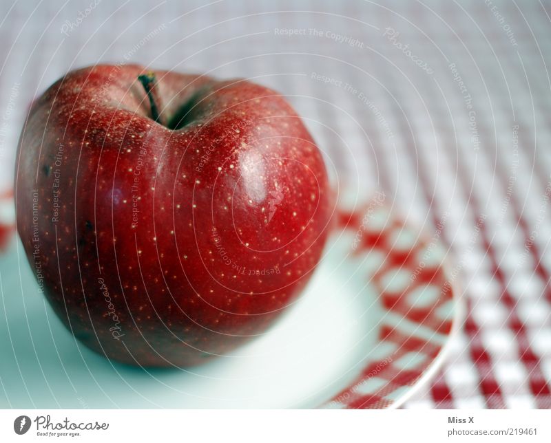 Roter Apfel Lebensmittel Frucht Ernährung Picknick Bioprodukte Vegetarische Ernährung Diät lecker saftig sauer süß rot Teller reif Farbfoto mehrfarbig