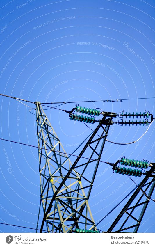Manchmal stehe ich unter Strom Wirtschaft Kabel Energiewirtschaft Netzwerk blau Elektrizität energiegeladen Hochspannungsleitung Farbfoto Textfreiraum oben