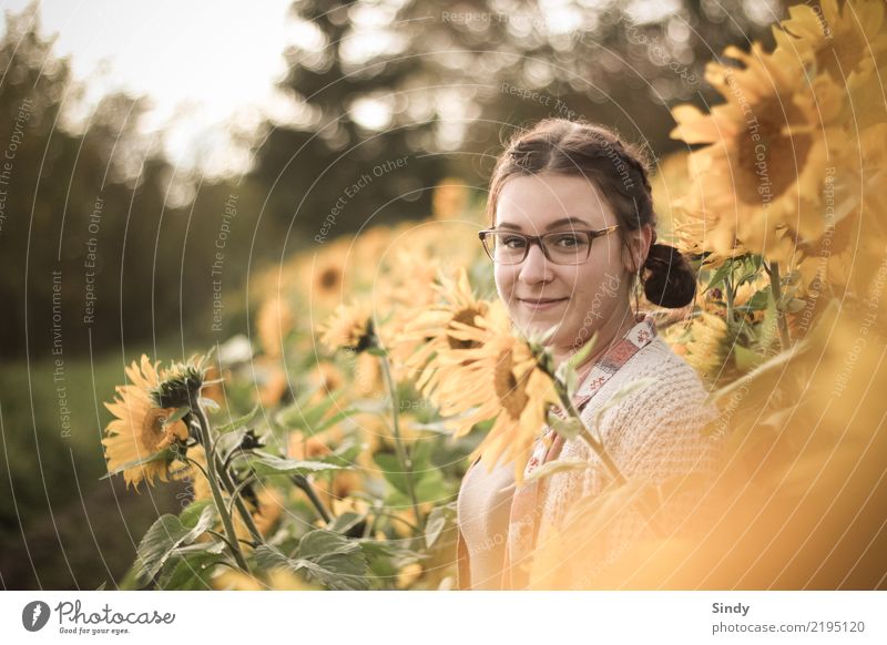 Sunflower5 Mensch feminin Mädchen Junge Frau Jugendliche 1 13-18 Jahre Natur Pflanze Blatt Blüte Sonnenblume Sonnenblumenfeld Feld Brille brünett Zopf atmen